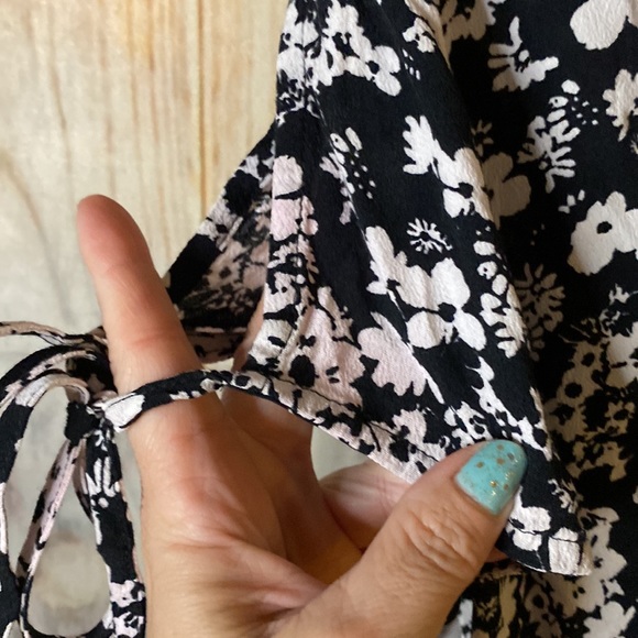 Short Sleeve Floral Romper with Pockets and Open Back - Picture 3 of 6